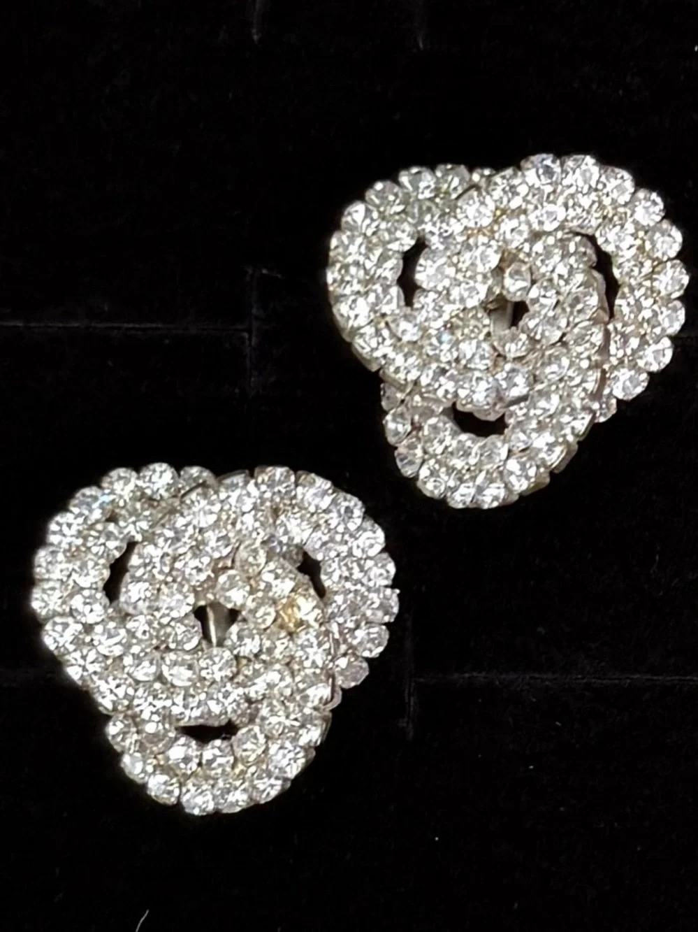 Vintage Silvertone lightweight twisted knot bling clip on earrings